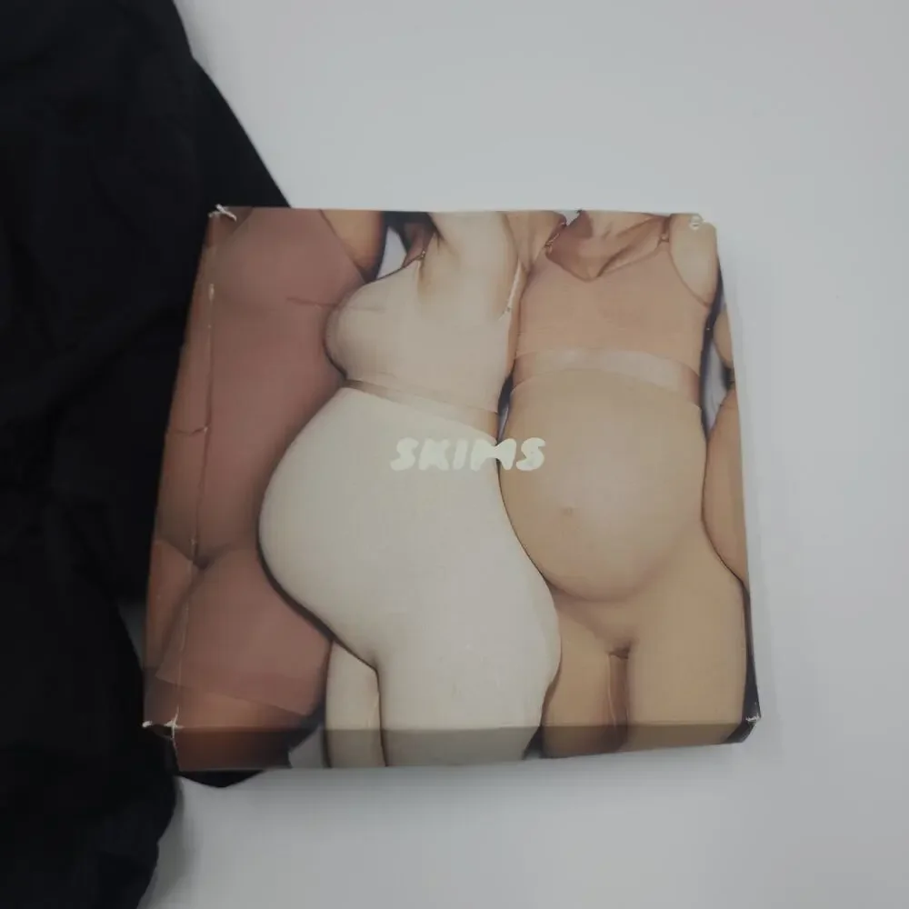 SKIMS Maternity Sculpting Short Mid Thigh in Onyx Size 4X/5X - Picture 6 of 7